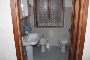 uma casa de banho com um lavatório e um WC em Bed And Breakfast Del Lago em Avigliana