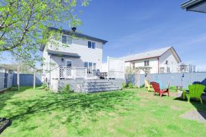 a yard with a white house and a fence at Lake Life Landing in Sylvan Lake