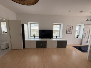 a living room with a flat screen tv on a table at Apartment am Kalsmunt in Wetzlar