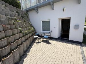 a patio with a table and chairs next to a building at Apartment am Kalsmunt in Wetzlar