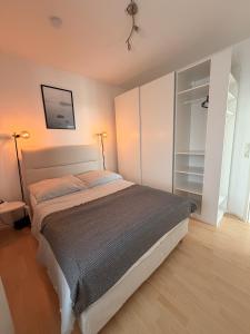 a bedroom with a bed with two lamps and a closet at Apartment am Kalsmunt in Wetzlar