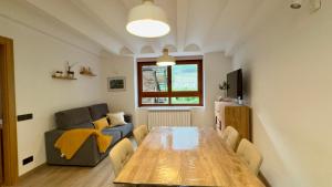 a living room with a table and a couch at BPirineos-Mulleres in Benasque