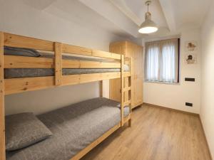 a bedroom with two bunk beds and a window at BPirineos-Mulleres in Benasque