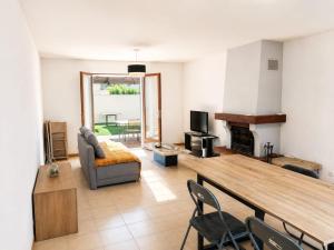 a living room with a table and a couch at Maison 80 m2 - proche des plages in Montpellier