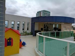 a building with a balcony with a toy house at Piscina aquecida e varanda, dois quartos com ar condicionado in Aracaju