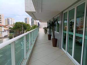 a balcony of a building with plants on it at Piscina aquecida e varanda, dois quartos com ar condicionado in Aracaju