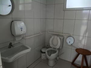 a bathroom with a toilet and a sink at Piscina aquecida e varanda, dois quartos com ar condicionado in Aracaju +49 photos