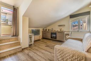 a living room with a couch and a kitchen at Fly&Rest Ciampino in Ciampino