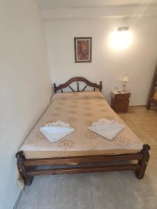 a bedroom with a bed with two towels on it at Hospedaje Dos Soles - Centro in Termas de Río Hondo