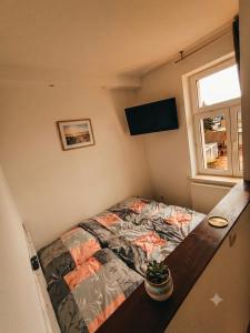 a small bedroom with a bed and a window at Modernes Apartment mit Küche in Groitzsch in Groitzsch