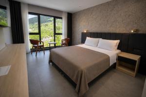 a hotel room with a bed and a table and chairs at Demederon Hotel in Hamsikoy