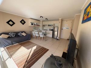 a living room with a bed and a kitchen at Laguna Bahia Velero in Algarrobo