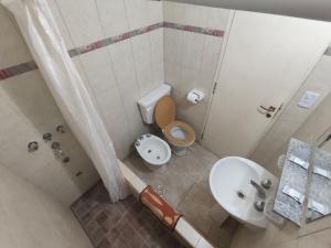 an overhead view of a bathroom with a toilet and sink at Hospedaje Dos Soles - Centro in Termas de Río Hondo