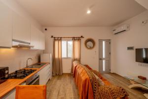 a kitchen with a couch in the middle of a room at My Boavista 2 in Sal Rei