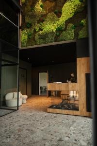 a living room with a fireplace and a green wall at Wijndomein Leine in Opwijk
