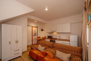 a living room with a couch and a kitchen at My Boavista 2 in Sal Rei