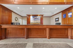 a court room with a large wooden desk at Best Western Plus Meridian in Lloydminster +40 photos