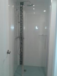 a shower with a glass door in a bathroom at Apartamento Gran Via Logroño in Logroño
