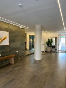 a lobby with a pillar and a bench in a building at Departamento en Goya Ctes in Goya