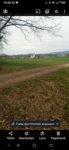 a screenshot of a picture of a dirt road at Bauernwohnung in Waldmünchen