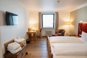ein Hotelzimmer mit zwei Betten und einem Schreibtisch in der Unterkunft Eurener Hof in Trier + 40 Fotos