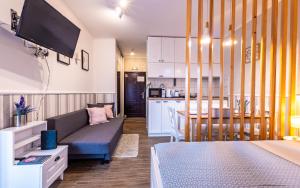 a living room with a couch and a kitchen at Darja apartmani sa pogledom na jezero in Ostrovo