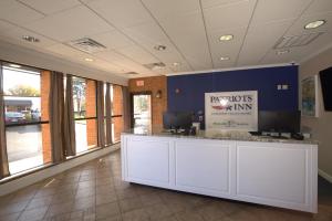 an office with a reception desk with a sign on it at Patriots Inn in Williamsburg +18 photos