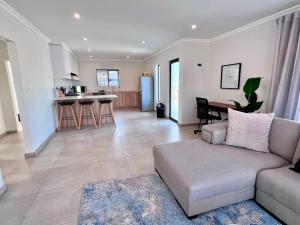 a living room with a couch and a kitchen at Zahari Villas in Parys