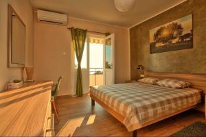 a bedroom with a bed and a window at Apartment Hotteamo in Silba