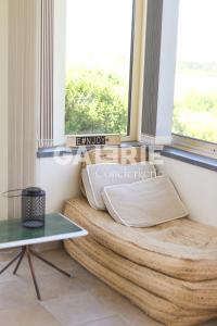 a window seat in a room with a table at GC - Villa L'Idéal - Vue Mer in Hervelinghen
