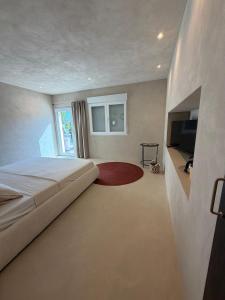 a bedroom with a bed and a flat screen tv at Casa Martens in Monda