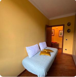 ein Bett mit zwei Kissen darauf in einem Zimmer in der Unterkunft Simona's house in Montaione