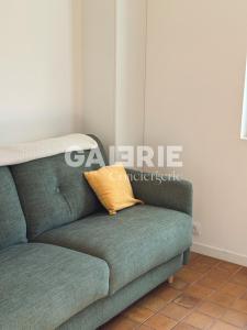 a green couch with a yellow pillow on it at GC - Villa L'Idéal - Vue Mer in Hervelinghen