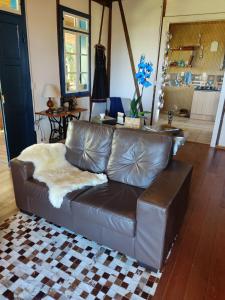 a leather couch sitting in a living room at Frida's Haus in Nova Petrópolis