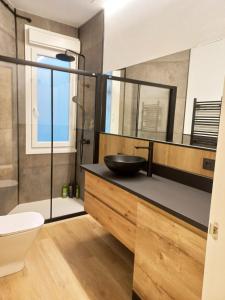 a bathroom with a sink and a glass shower at MBE Bilbao Centro, 3Hab, 2 Baños, jacuzzi in Bilbao +25 photos