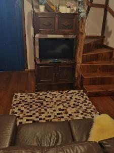 a living room with a couch and a tv at Frida's Haus in Nova Petrópolis