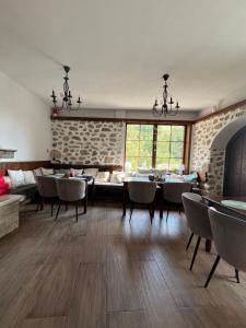 ein Wohnzimmer mit Tisch, Stühlen und Kamin in der Unterkunft Manoleva House in Mělník