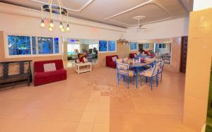 a dining room and living room with a table and chairs at Bungalow 2 chambres salon in Ngaring