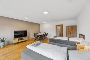a hotel room with two beds and a television at Casa Materi Geldersheim in Geldersheim