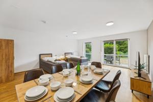 a dining room and living room with a table and chairs at Casa Materi Geldersheim in Geldersheim