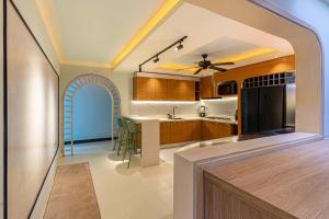 a kitchen with a ceiling fan and an archway at Casa Stella Rooms in Cartagena de Indias