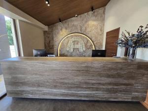 a lobby with a large wooden counter with two laptops on it at Hotel Alameda in Tegucigalpa +15 photos