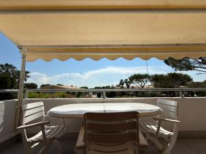 a white table and chairs on a balcony with a view at M473 - Marcelli, trilocale con posto auto e wifi in Marcelli