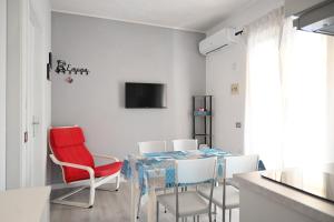 a dining room with a table and chairs at M473 - Marcelli, trilocale con posto auto e wifi in Marcelli