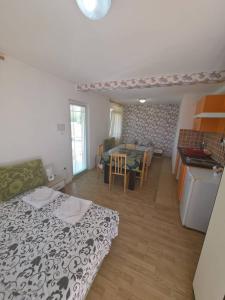 a room with two beds and a kitchen and a table at Deskom Žuta Vila in Veliko Gradište +31 photos
