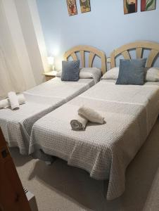 two beds sitting next to each other in a room at Alojamientos Castillo de la Iruela in La Iruela