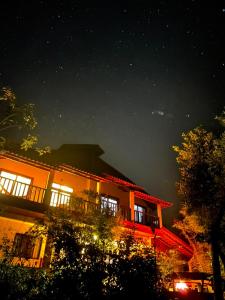 a house at night with the stars in the sky at Santuário da Chapad a dos Veadeiros in Alto Paraíso de Goiás