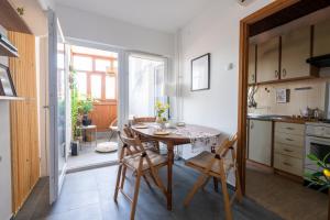 a kitchen with a table and chairs in a room at Apartman Kika Knjaževac in Knjazevac.