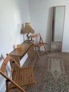a desk with a lamp and a chair in a room at Campe Good in Waterloo