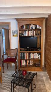 a living room with a tv and a coffee table at Le cordonnier du Staedel in La Petite-Pierre +16 photos